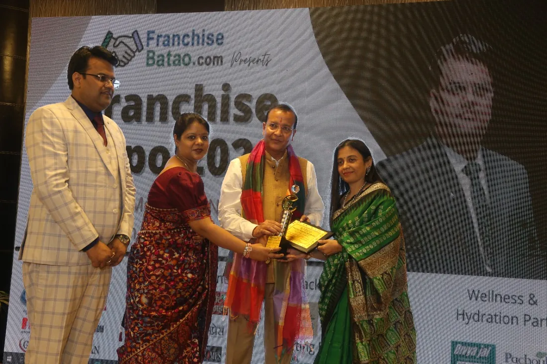 Dr. Arpitta Sephalli receiving the Franchise Business Award 2021