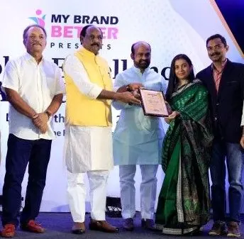 Dr. Arpitta Sephalli receiving India's Most Trusted Healthcare Award 2021 from Madan Lal and Cabinet Minister Imran Hussain