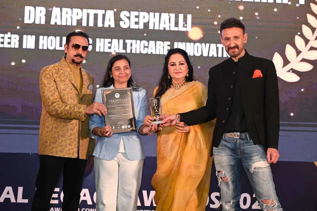 Dr. Arpitta Sephalli receiving the Pioneer in Holistic Healthcare Innovation award